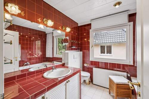 DACHGESCHOSS – WANNENBAD MIT DUSCHE - 