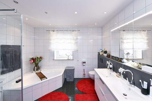 ... mit Wanne und XL-Dusche - 