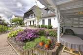 Blick von der Pergola zum Haus - 