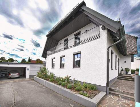 Ostfront des Hauses und Stellplätze - 