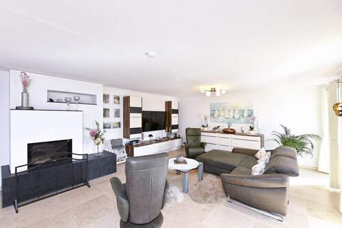 das geräumige Wohnzimmer mit Kamin... - Einfamilienhaus mit 270,00 m² in Neufahrn zum Kaufen