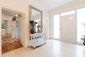 Eleganter Entrée in Weiß - 5 Zimmer Einfamilienhaus zum Kaufen in Bad Soden am Taunus