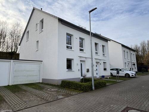 Frontansicht - Doppelhaushälfte mit Neubaucharakter und Garage in WEG-Eigentum