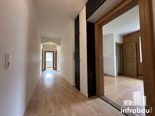 Flur - 3 Zimmer Etagenwohnung zum Kaufen in Augsburg / Kriegshaber