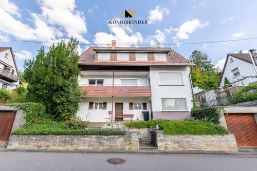 Außenaufnahme - Renovierungsbedürftiges Zweifamilienhaus mit großem Grundstück und Garagen in Malmsheim zu kaufen