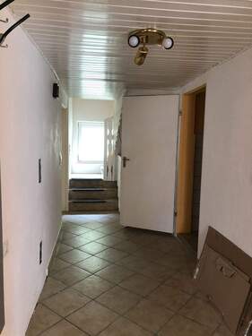 Flur - 7 Zimmer Etagenwohnung zum Kaufen in Pyrbaum