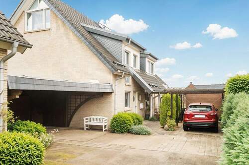 Frontansicht mit 2 Carpots - (KI generiert) - Zwischen Vogelgesang und Sonnenlicht - Doppelhaushälfte mit besonderer Atmosphäre