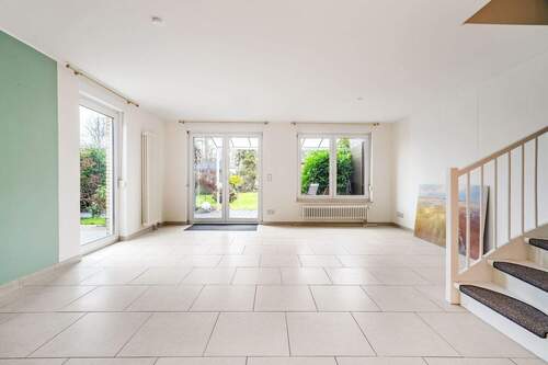 Wohn und Essbereich mit Blick in den Garten - Doppelhaushälfte mit 114,70 m&sup2; in Wandlitz zum Kaufen