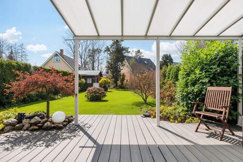 Terrasse mit Blick in Garten - 