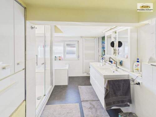 Modernes Badezimmer mit bodengleicher Dusche und Badewanne_01 - Rodgau: Modernisiertes EFH, 6 Zi., WP (heizkühl), Kamin, Hof, 11-kW Wallbox