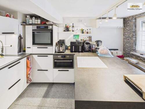 Moderne Küche mit großzügiger Arbeitsfläche_02 - 6 Zimmer Einfamilienhaus zum Kaufen in Rodgau