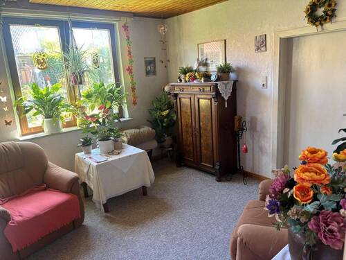 Wohnzimmer mit Zugang zum Eingangsflur - 