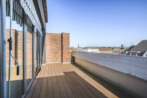 Balkon zur Straßenseite der Penthouse-Wohnung - 