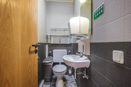 WC der Praxis im rückwärtigen Erdgeschos - 