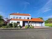 Außenansicht mit Eingang - Außergewöhnliches, großzügiges, konsequent ökologisches Einfamilienhaus