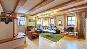 EG: Wohnzimmer mit Kachelofen - 