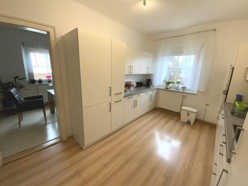 Küche mit Zugang zum Eßzimmer - 