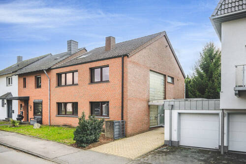 Titelbild - Bezugsfreies Zweifamilienhaus mit Garage und Süd-Garten