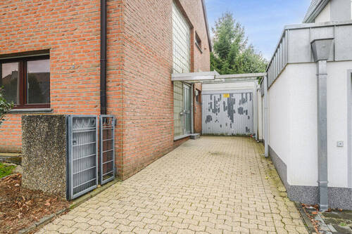 Einfahrt - Mehrfamilienhaus, Wohnhaus mit 169,90 m&sup2; in Würselen zum Kaufen