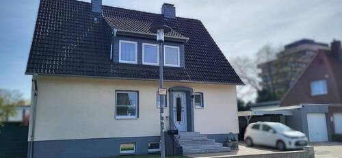 Hausansicht Straßenseite 1 - 7 Zimmer Mehrfamilienhaus, Wohnhaus zum Kaufen in Peine