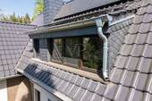 Blick auf das neue Dach mit Gaube und Photovoltaik - 