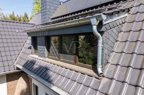 Blick auf das neue Dach mit Gaube und Photovoltaik - 