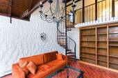Kaminzimmer mit Wendeltreppe zum Arbeitszimmer - 7 Zimmer Einfamilienhaus in Berlin
