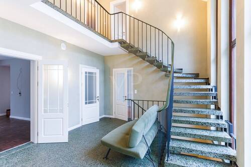 Treppenhaus mit Galerie - Einfamilienhaus mit 216,00 m² in Berlin zum Kaufen