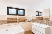 Modernes Badezimmer mit Wanne und Dusche - 