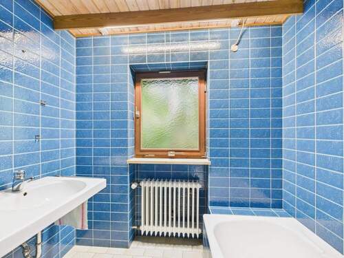 Tageslichtbad mit Doppelwaschbecken und Wanne - 