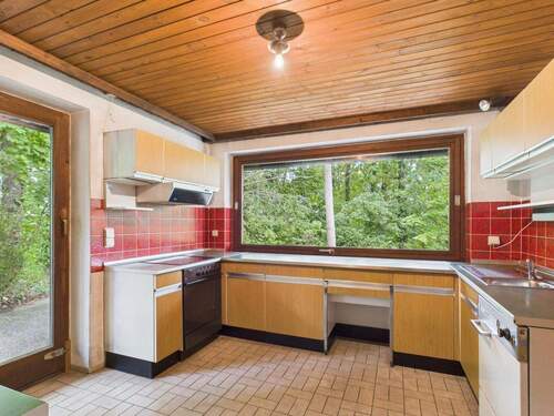 Küche mit angrenzender Speisekammer und Terrassenzugang - 