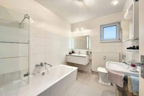 1.OG Bad digital modernisiert - Mehrfamilienhaus, Wohnhaus mit 217,10 m&sup2; in Burgheim zum Kaufen