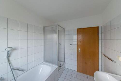 Bad mit Wanne und Dusche - 