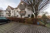 Hausansicht mit Stellplatz Nr. 3 vor dem Haus - SfKW - Ab Frühjar - 92m2 - 2 Balkone - Panoramablick - Bad mit Wanne + Dusche - Abstellraum - Keller