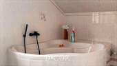 Eckbadewanne im Bad im Obergeschoss - 
