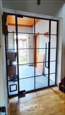 Flur mit eleganter Stahl-Glas-Lofttür - 