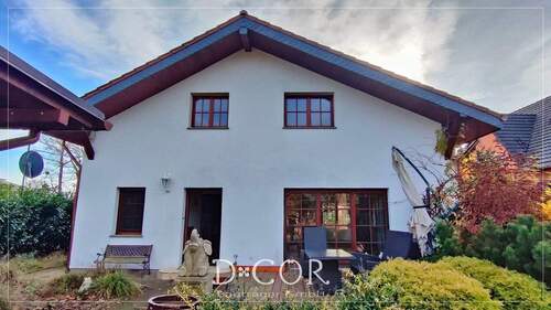 Hauseingang und Terrasse, Gartenseite - 