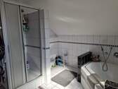 Bad mit Dusche und Wanne.jpg - 