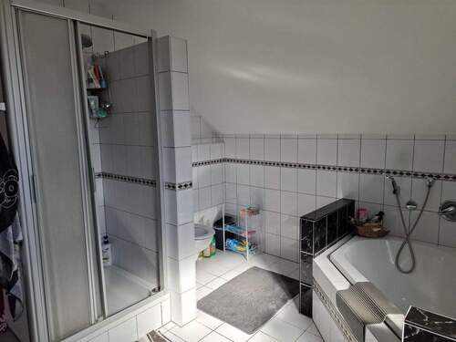 Bad mit Dusche und Wanne.jpg - 