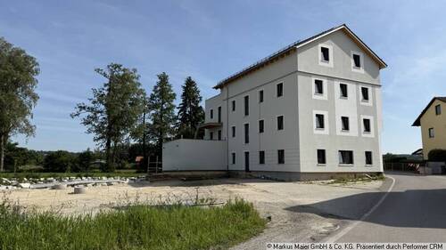 Nordostseite mit Parkplatz - Büro oder Praxis mit viel Stellplätzen!