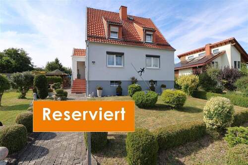 Reserviert - Wohlfühlen pur: Einfamilienhaus mit Traumgarten und zwei Carports