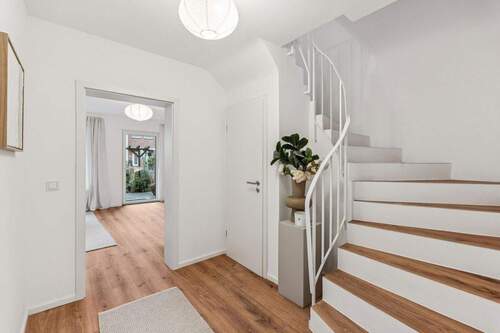 Treppenhaus EG - 6 Zimmer Reihenmittelhaus in Seelze