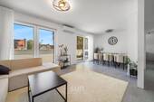 Lichtduchflutetes Wohnzimmer - NACHHALTIGER LUXUS: Penthouse-Atmosphäre mit A+ Wärmepumpe in den Niddagärten