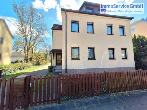 Frontansicht - Gepflegtes Dreifamilienhaus in schöner Wohnlage mit zwei Einzelgaragen