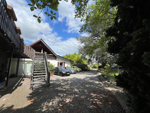 Hof und Stellplätze - 