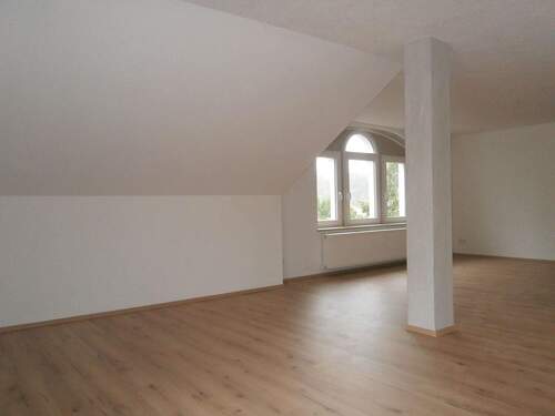 das Wohnzimmer - 3-Zi.-DG-Whg. mit Balkon und Tageslichtbad