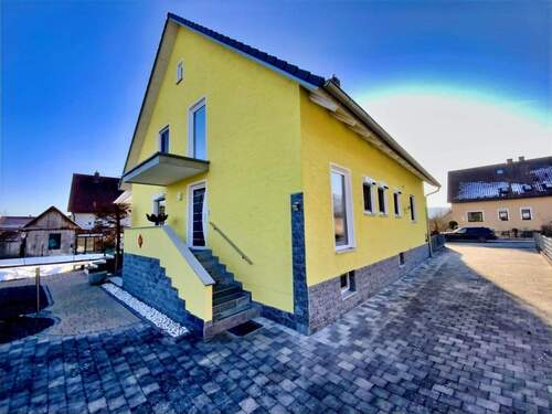 Ansicht mit Eingang und Hofeinfahrt - 5 Zimmer Einfamilienhaus zum Kaufen in Pfreimd