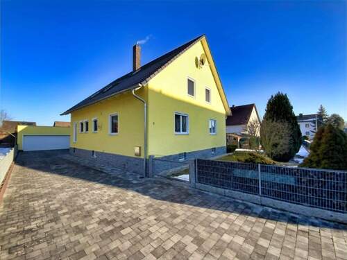 Ansicht mit Einfahrt und Garage - 5 Zimmer Einfamilienhaus in Pfreimd