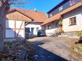 Zufahrt + Innenhof - 