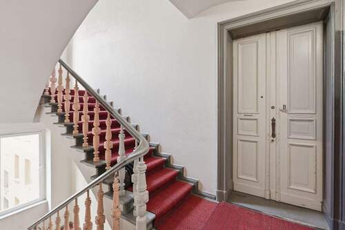 Treppenaufgang Vorderhaus - 2 Zimmer Etagenwohnung zum Kaufen in Berlin